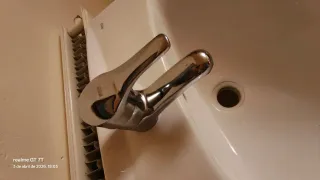 Lavabo de pie con grifo