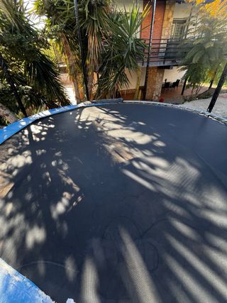 Colchoneta para saltar con red de seguridad.