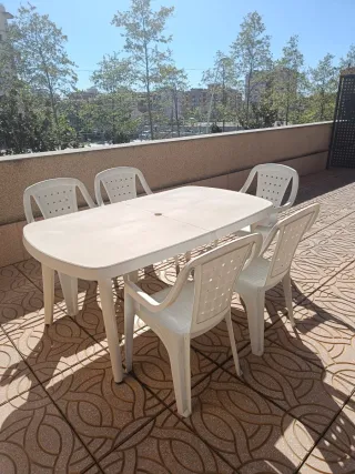 Mesa y 4 sillas de jardín