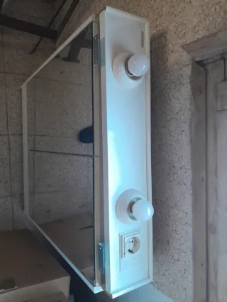 Mueble de baño con espejo y luces