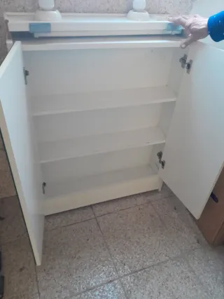 Mueble de baño con espejo y luces