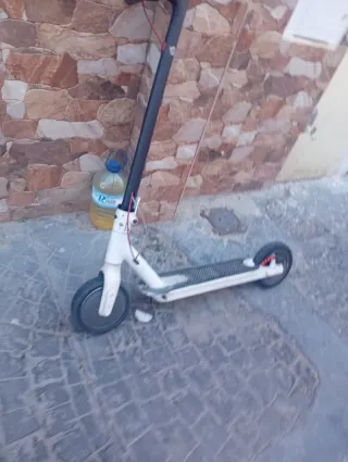 Patinete eléctrico blanco