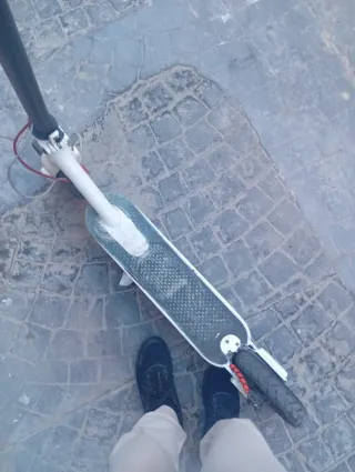 Patinete eléctrico blanco