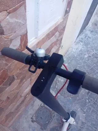 Patinete eléctrico blanco
