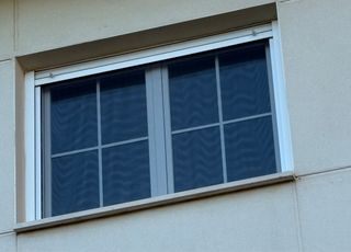 Ventana blanca con persiana