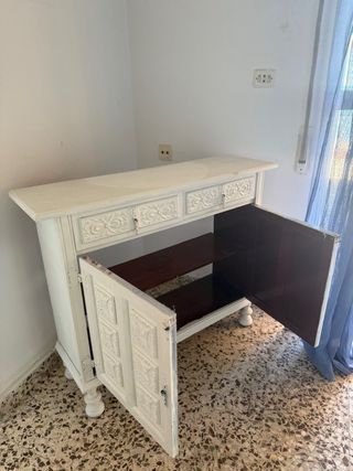 Mueble pintado de blanco de madera con puertas
