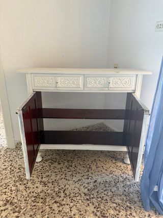 Mueble pintado de blanco de madera con puertas