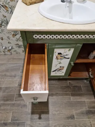 Mueble de baño verde y blanco