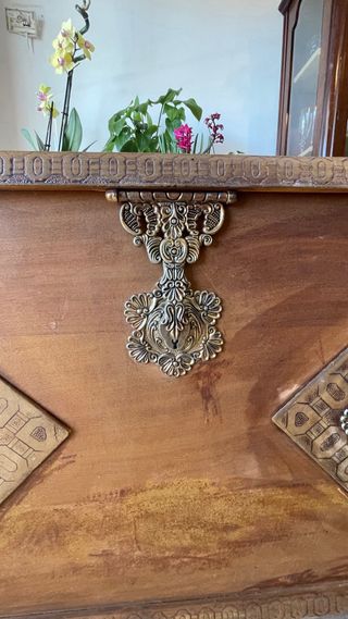 Precioso baúl de madera con detalles metálicos