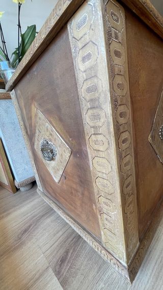 Precioso baúl de madera con detalles metálicos