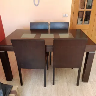 Mesa de comedor de madera y cristal