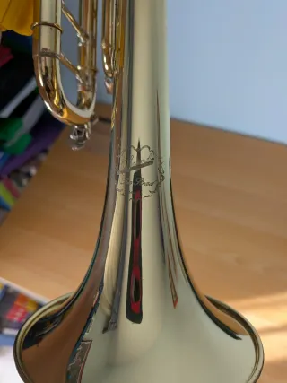 Trompeta averiada o decorativa.