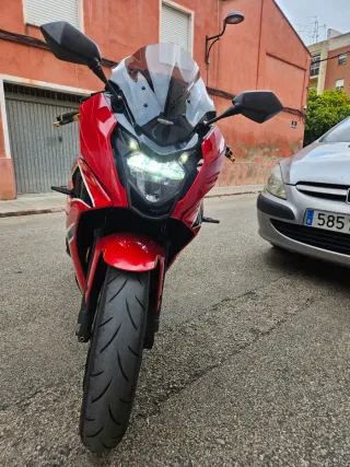 Honda CBR650F - Moto Deportiva Negra/Roja