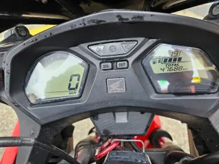 Honda CBR650F - Moto Deportiva Negra/Roja