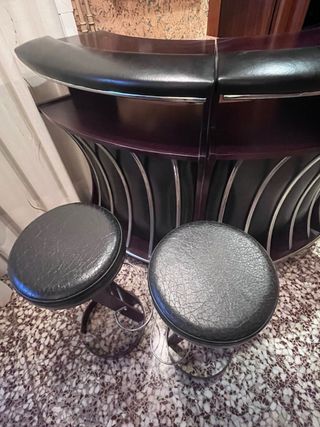 Mueble bar con Taburetes y Estantería