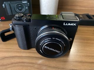 P Lumix GX9 + M.Zuiko 14-42 y accesorios