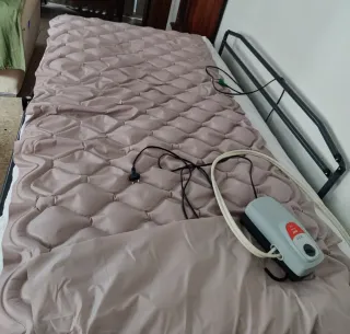 Cama articulada con barandillas