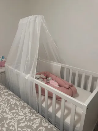 Cuna de bebé blanca con dosel