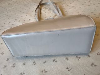 Bolso de mano de mujer beige con lazo