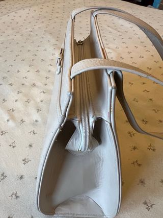 Bolso de mano de mujer beige con lazo