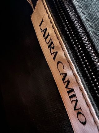 Bolso de mano de mujer beige con lazo