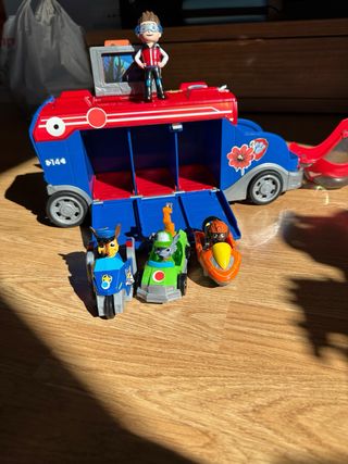 Camión Patrulla Canina con animales