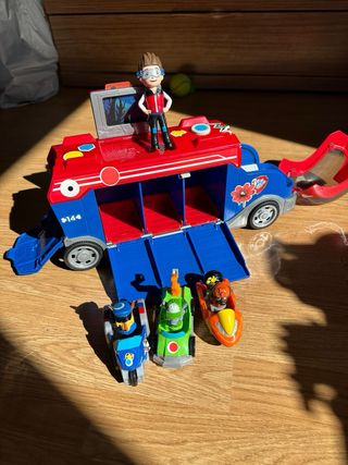 Camión Patrulla Canina con animales