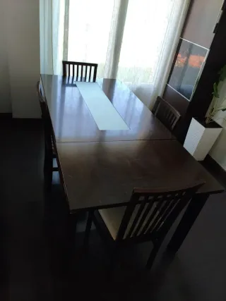 Mesa y 4 sillas de comedor madera oscura