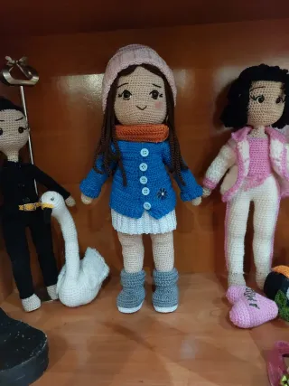 Muñeca de lana hecha a mano