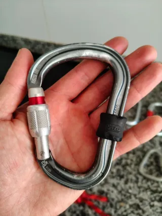 Equipo de escalada: mosquetones y cuerdas PETZL