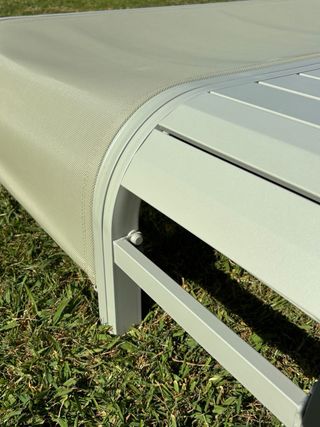 Tumbona jardín con mesa auxiliar sin estrenar