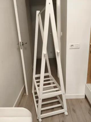 Burro perchero de madera blanco con ruedas