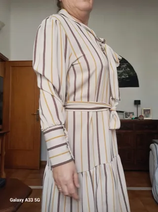 Vestito a righe beige e marrone.