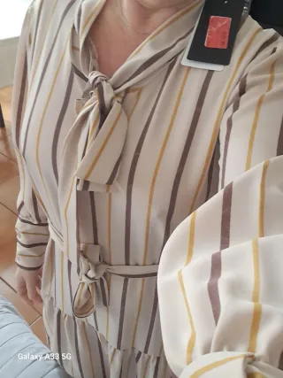 Vestito a righe beige e marrone.