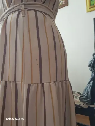 Vestito a righe beige e marrone.