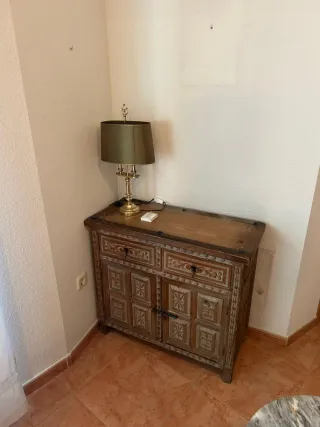 Mueble de madera tallada