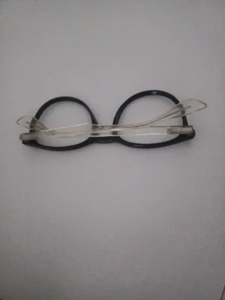 Montura de gafas negra y transparente