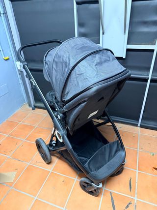 Cochecito bebé gris marca Junior