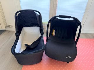 Cochecito bebé gris marca Junior