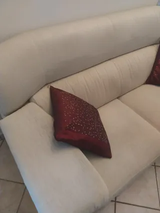 Divano 2 posti beige con cuscini rossi