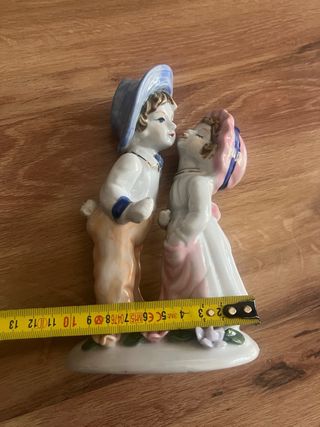 Figura de porcelana pareja besándose