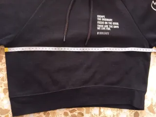 Sudadera negra con capucha