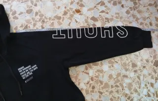 Sudadera negra con capucha