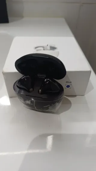 Auriculares inalámbricos negros y blancos