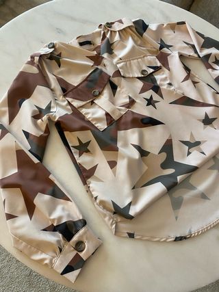 Camisa con estampado de estrellas