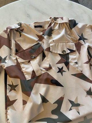 Camisa con estampado de estrellas