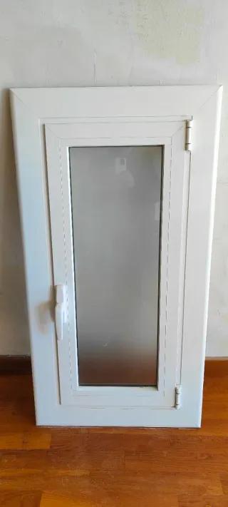 Ventana oscilobatiente blanca