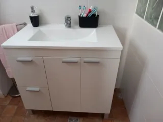 Mueble de baño blanco y plateado