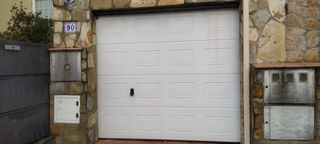Puerta de garaje blanca