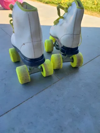 Patines blancos con cordones amarillos